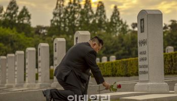 北 김정은 '스승' 현철해 3주기 추모…직접 헌화도