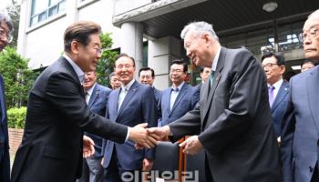 이재명, 대한노인회 찾아 “나라 발전에 어르신들 역할 있어”