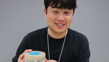 '물에 녹는 테이프' 신세계라이브쇼핑, 친환경 포장 확대