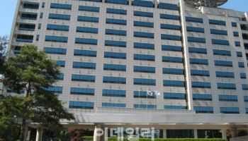 女후배 돈 뺏고 나체 촬영한 50대 女무속인 재판행