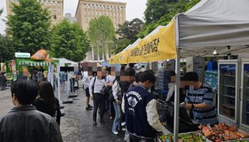 ‘축제철’ 대학가 편의점서 잘 팔리는 제품은 ‘이것’