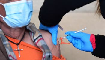 미국, 저위험군 코로나19 부스터샷 사실상 제한
