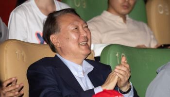 ‘부정선거’ 영화 본 尹 반응 “좋았어요”...관람 중 박수도