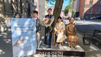 "잊지 말아주세요" 경기도, 해외 평화의 소녀상에 '기억의 꽃배달'