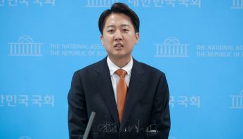 '노무현정신' 강조하는 이준석, 오늘 봉하 찾아 盧 참배