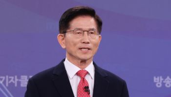 김문수, 조찬기도회 참석 후 토론회 준비 매진
