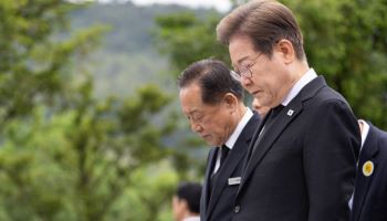 이재명, 盧 묘소 참배하며 눈시울 붉혀…이어서 文과 오찬