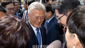 법원, 文 뇌물·靑 수석 직권남용 재판 별도 진행…"쟁점 달라"
