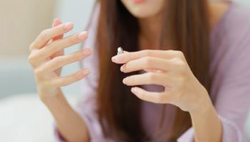 기러기 남편 몰래 진행…"이혼 소송한 아내, 통장까지 압류"