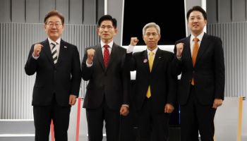 이준석, 이재명 겨냥해 "무지성…파란옷 입은 계엄세력"