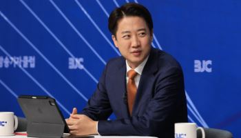 이준석, ‘노무현 정신’ 띄우자…민주 “박근혜 키즈일 뿐”