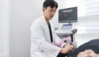 오십견, 통증 사라졌다고 치료 멈추면 안되는 이유?