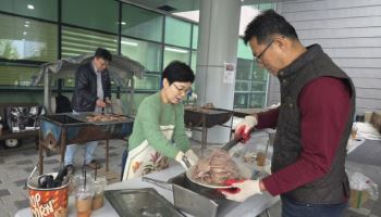 홀트아동복지회 산하 홀트일산요양원, ‘너나우리봉사단과 함께하는 바비큐데이!’ 열려