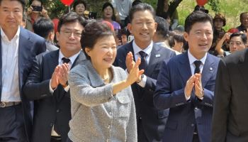 ‘박정희 생가’ 방문한 박근혜 “나라 사정 어렵다”