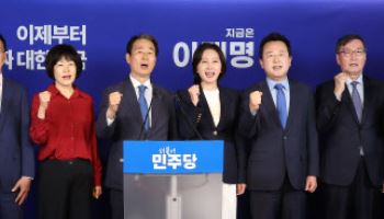 선거 막판 진영 결집 속…보수 인사 전면 내세운 민주당