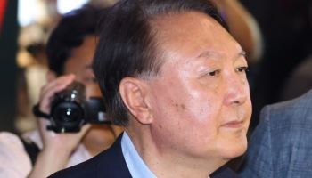 CCTV·비화폰 확보한 경찰, 尹 향하는 `내란 수사`