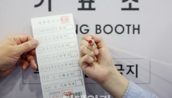 "죄인도 아닌데 왜" 투표소 문턱 못 넘은 장애인들 '울분'