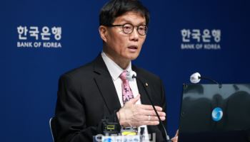 한은, '금융위기급' 성장률 전망에도 "금리 급하게 내려선 안돼"