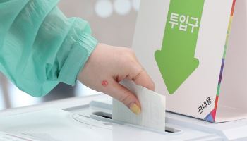 온몸에 성조기 감싸고…사전투표 참관한 40대, 현행범 체포