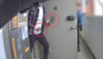 양손 칼들고 아파트 배회한 남성, 테이저건으로 제압 
