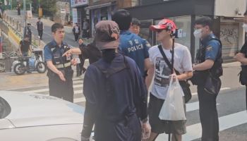 "말투 어눌한데, 韓국민 맞아?"…유튜버들, 사전투표소 소란