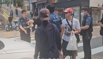 사전투표소 몰려든 보수 유튜버들…전국 곳곳서 `몸살`