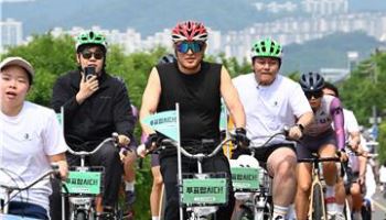 오세훈 서울시장 '투표합시다' 깃발 달고 따릉이로 자전거 대회 참가