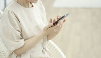 둠스크롤링, 불안장애 유발 가능성 높여…스마트폰 사용 주의