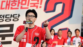 국힘 ‘尹탄핵’ 논쟁 여전 …윤상현 “반대가 뿌리” vs 한동훈 “계엄 저지가 정체성”