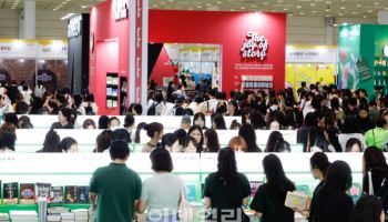 팍팍한 삶, '믿을 구석'은 책뿐…흥행 예고