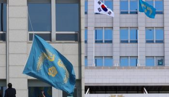 60일 만에...내려간 '봉황기' 용산 대통령실에 다시 게양