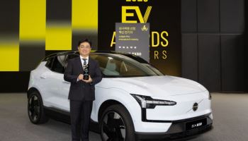 볼보 EX30, ‘EV 어워즈 2025’서 혁신 전기차 선정