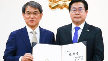오전 8시 7분 軍통수권 이양…국회 로텐더홀서 ‘미니 취임식’