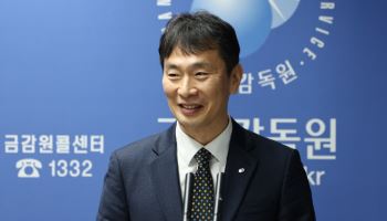 금융소비자 보호 드라이브, 관치는 눈총…이복현 금감원장, 오늘 퇴임