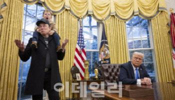 '손바닥 뒤짚듯' 의견 바꾼 일론 머스크...스페이스X '우주선 철수' 돌연 철회