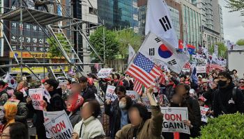 대통령 바뀐 첫 주말…“尹 구속”vs“尹 어게인” 맞불 집회