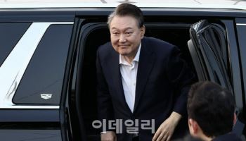 尹, 대선 후 첫 재판 출석…'결과 어떻게 보셨나' 질문에