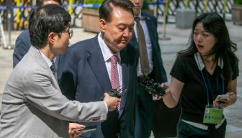 尹, “대통령이 의원 끌어내라 지시” 증언에 침묵 깨고 반박
