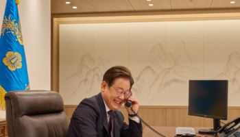 李대통령, 시진핑과 전화…실용외교 행보 속 미중 균형 과제도