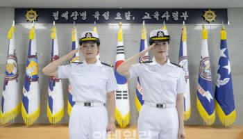 해군 장교 된 제2연평해전·천안함 영웅의 딸들, 프로야구 시구·시타