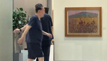 ‘경찰출석 불응’ 윤석열, ‘반바지 차림’ 자택 상가 활보