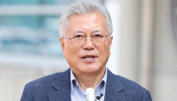 法, 문 전 대통령 재판 "서울중앙지법서 계속"…이송 신청 불허
