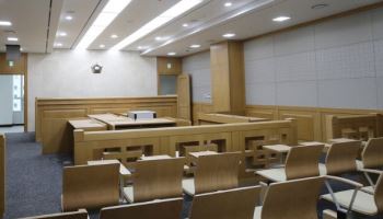 신발 밑창에 흉기 숨겨…자기 편 변호사 살해 시도한 30대