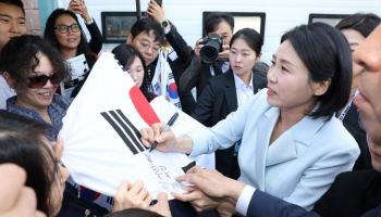 캐나다 한인 만난 김혜경 여사 "조국 걱정에 힘드셨을 것"