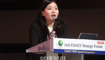 "완벽해야만 부모다?…육아포비아 막을 심의위 만들자"