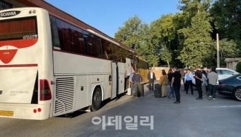 이란 거주 한국인·가족 20명, 정부 제공 버스로 1200㎞ 달려 대피