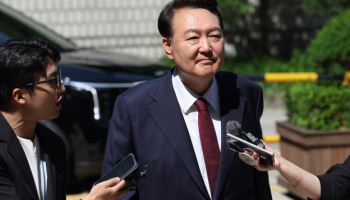 尹 내란 재판 첫 출석 특검…"신속 심리"vs"이첩 위법" 격돌