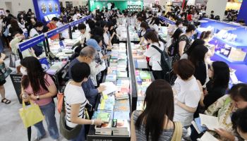 MZ세대 여성 몰렸다…서울국제도서전, 15만명 모으며 폐막