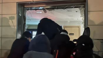 법원 진입 尹 구속 판사 찾은 男 “발로 찼는데 문 열려 신기”