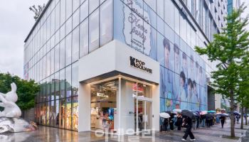 "K팝 굿즈 사러 오세요" 새 패러다임으로 글로벌 공략
